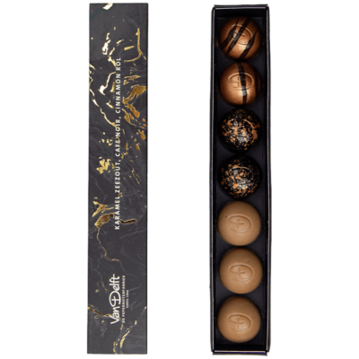 bonbons in de smaken karamel zeezout, café noir en cinnamon roll
