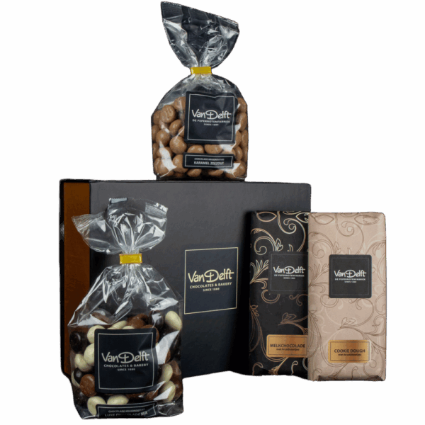 Sinterklaas geschenk met luxe mix, karamel zeezout kruidnoten, melkchocolade met pepernootjes reep, coockie dough met pepernootjes reep